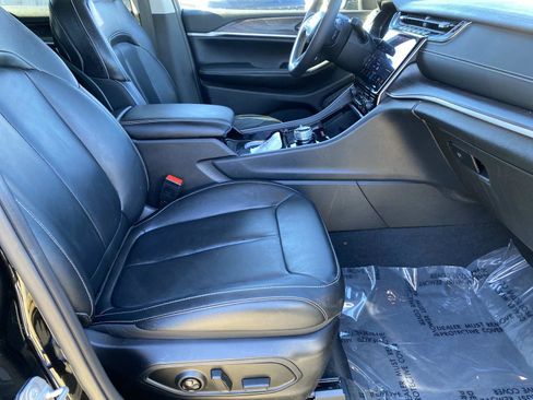 Used 2023 Jeep Grand Cherokee L Limited w/ Black Appearance Package image 22