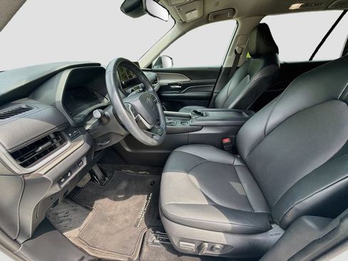 Used 2024 Toyota Grand Highlander AWD image 22