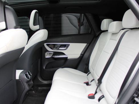 Used 2024 Mercedes-Benz GLC 300 4MATIC image 24