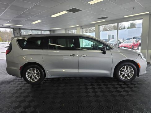 Used 2024 Chrysler Pacifica Touring-L FWD image 2