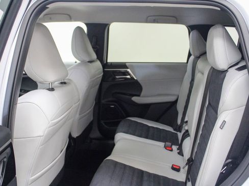 New 2026 Mitsubishi Outlander SE image 4