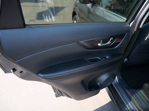 Used 2018 Nissan Rogue SV AWD/4WD image 17