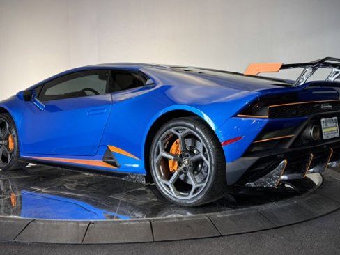 Used 2021 Lamborghini Huracan EVO image 2