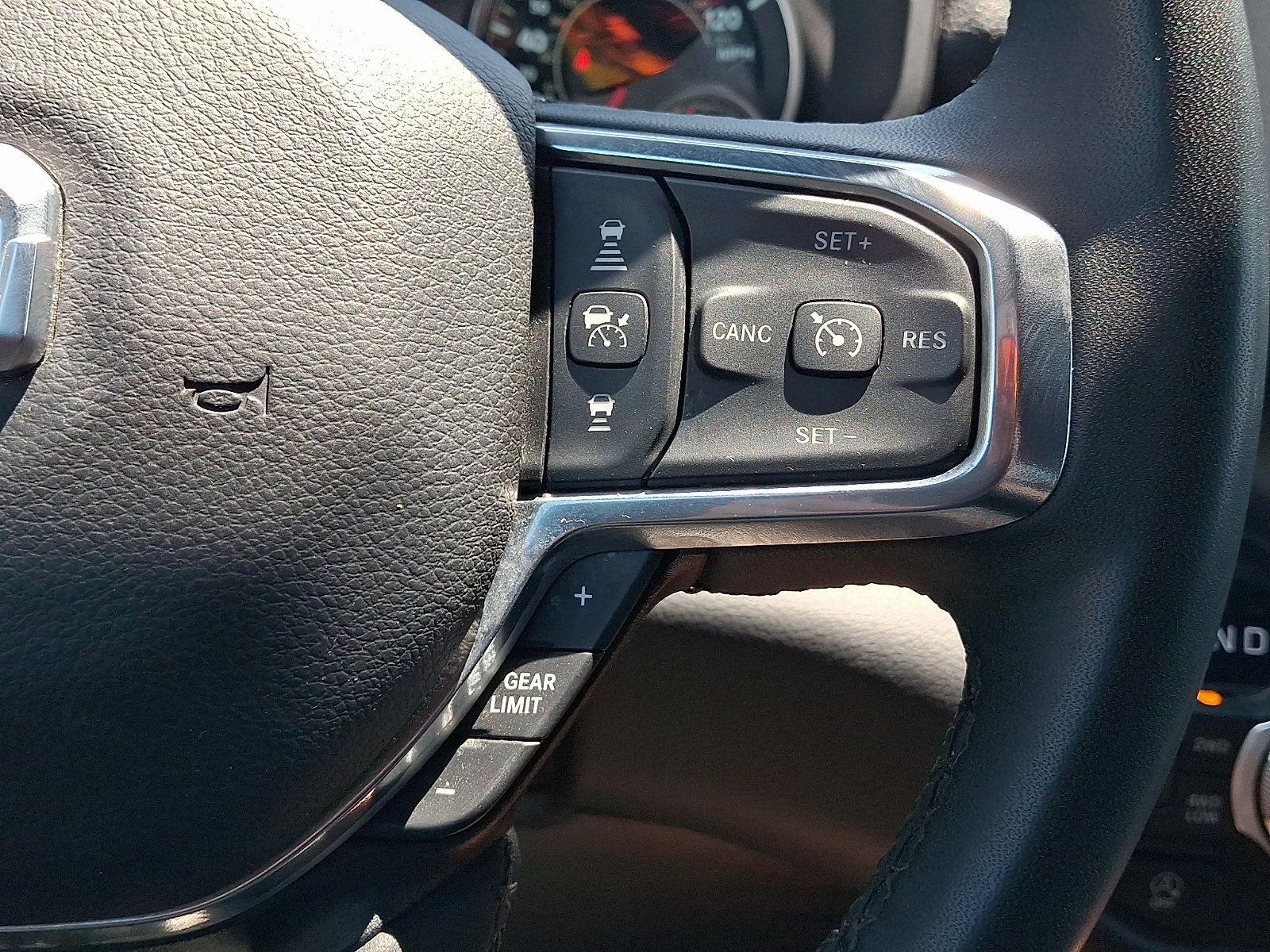 Used 2025 RAM 1500 Laramie AWD/4WD image 21