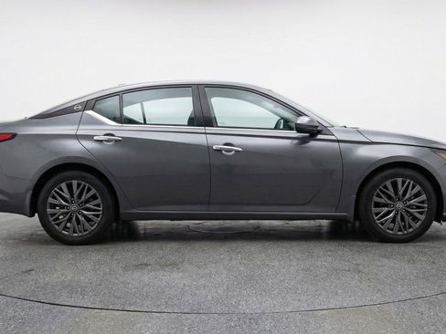 Used 2025 Nissan Altima 2.5 SV image 11
