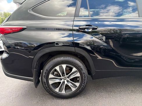Used 2023 Toyota Highlander XLE AWD/4WD image 4