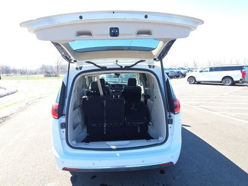 Used 2023 Chrysler Pacifica Touring-L FWD image 11