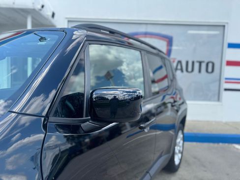 Used 2017 Jeep Renegade Latitude FWD image 6