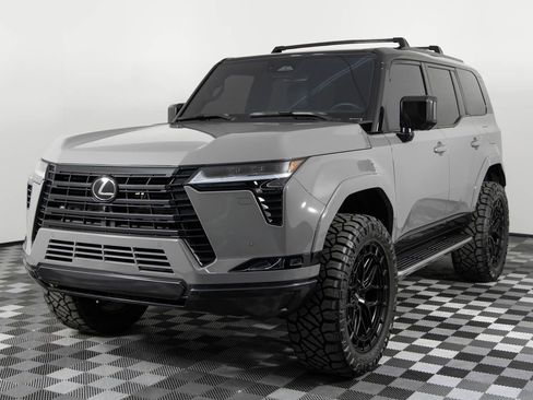 Used 2024 Lexus GX 550 w/ Accessory Package (2T) image 2