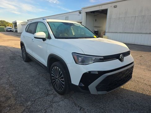 Used 2025 Volkswagen Taos SE FWD image 1