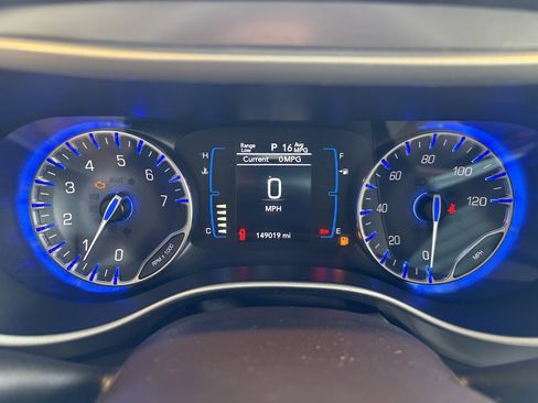 Used 2017 Chrysler Pacifica Touring-L w/ Tire & Wheel Group image 14