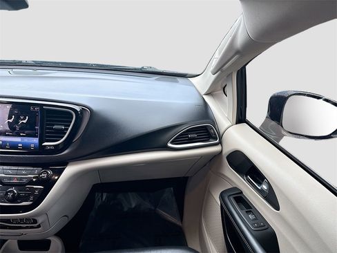Used 2022 Chrysler Pacifica Touring-L image 22