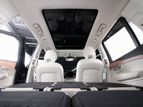 Certified 2022 Volvo XC90 T6 Momentum image 34