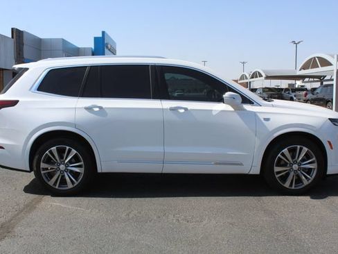 Used 2021 Cadillac XT6 Premium Luxury FWD image 2