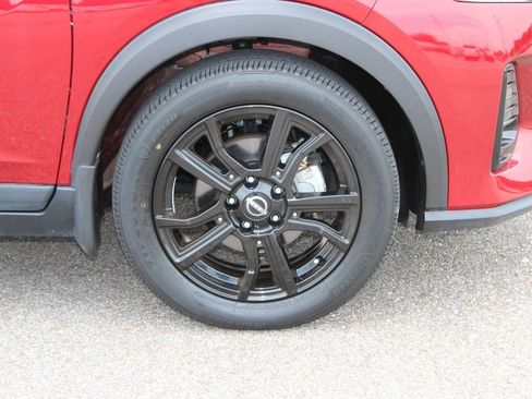 Used 2023 Nissan Kicks SR w/ SR Premium Package FWD image 5
