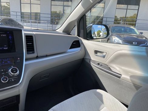 Used 2017 Toyota Sienna LE FWD image 4