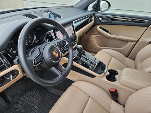 Certified 2025 Porsche Macan image 4
