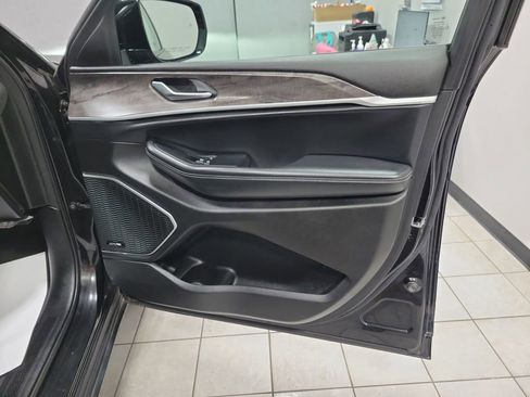 Used 2022 Jeep Grand Cherokee Limited image 29