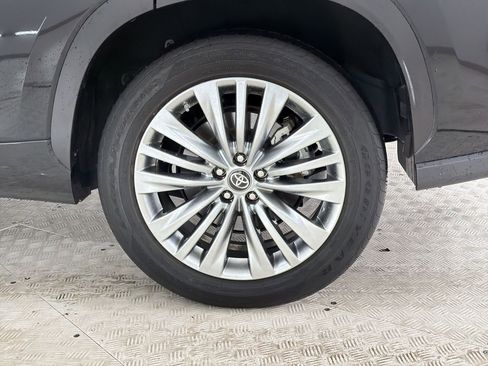Used 2023 Toyota Highlander Platinum FWD image 11