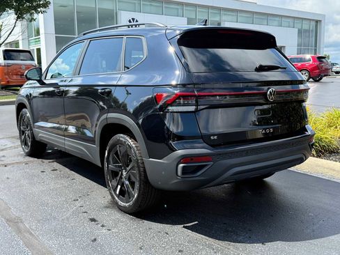 Used 2025 Volkswagen Taos SE image 4