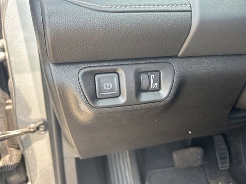 Used 2023 GMC Acadia SLE image 25