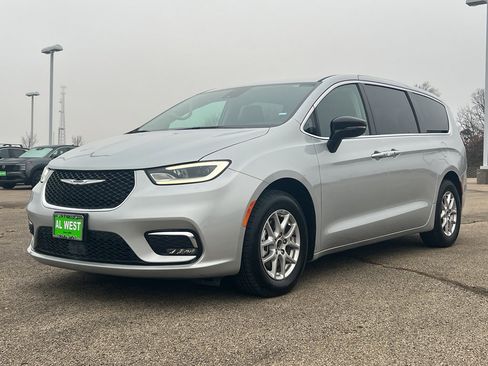 Used 2024 Chrysler Pacifica Touring-L image 9