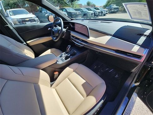 Used 2024 Cadillac XT4 Luxury w/ Cold Weather Package image 28