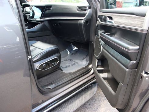 Used 2024 Jeep Wagoneer Series II w/ Flexible Seating Group AWD/4WD image 17