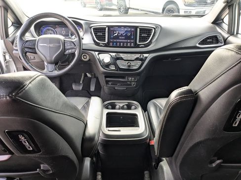 Used 2020 Chrysler Pacifica Touring-L Plus FWD image 12