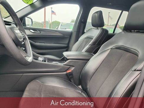 Used 2024 Jeep Grand Cherokee Altitude AWD/4WD image 7
