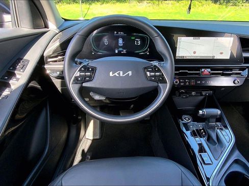 Used 2023 Kia Niro EX FWD image 5