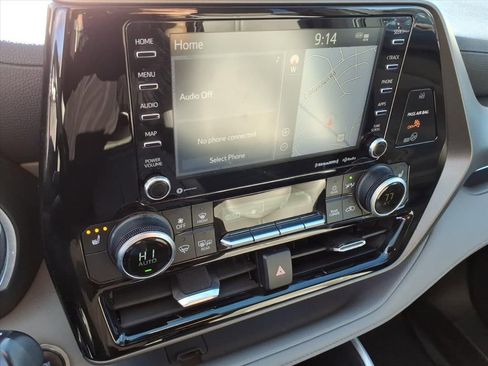 Used 2020 Toyota Highlander XLE image 32