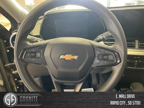 Used 2025 Chevrolet Trax LT FWD image 19