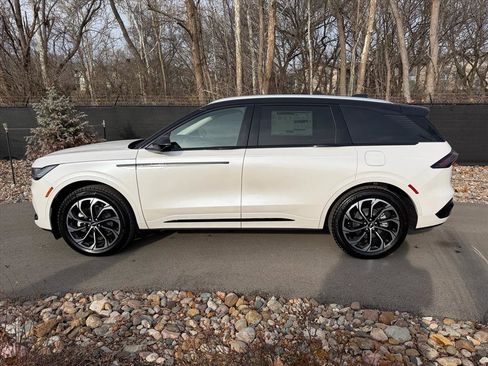 New 2026 Lincoln Nautilus Reserve image 2