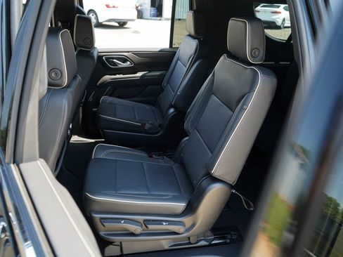 Used 2024 GMC Yukon XL SLT w/ SLT Luxury Package AWD/4WD image 9