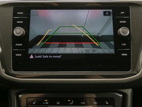 Used 2022 Volkswagen Tiguan SE image 33