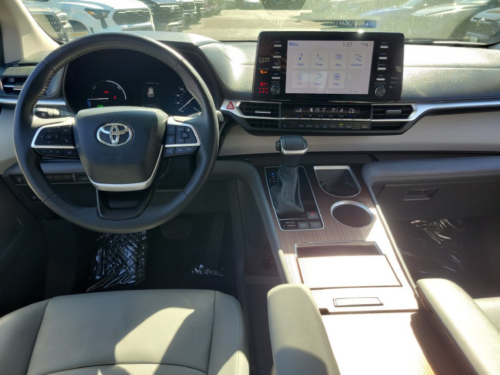 Used 2024 Toyota Sienna XLE FWD image 12
