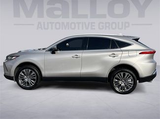 Used 2022 Toyota Venza XLE video 2