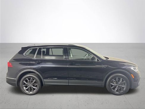 Certified 2022 Volkswagen Tiguan SE w/ Panoramic Sunroof Package AWD/4WD image 6