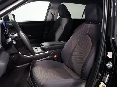 Used 2024 Toyota Highlander LE image 6