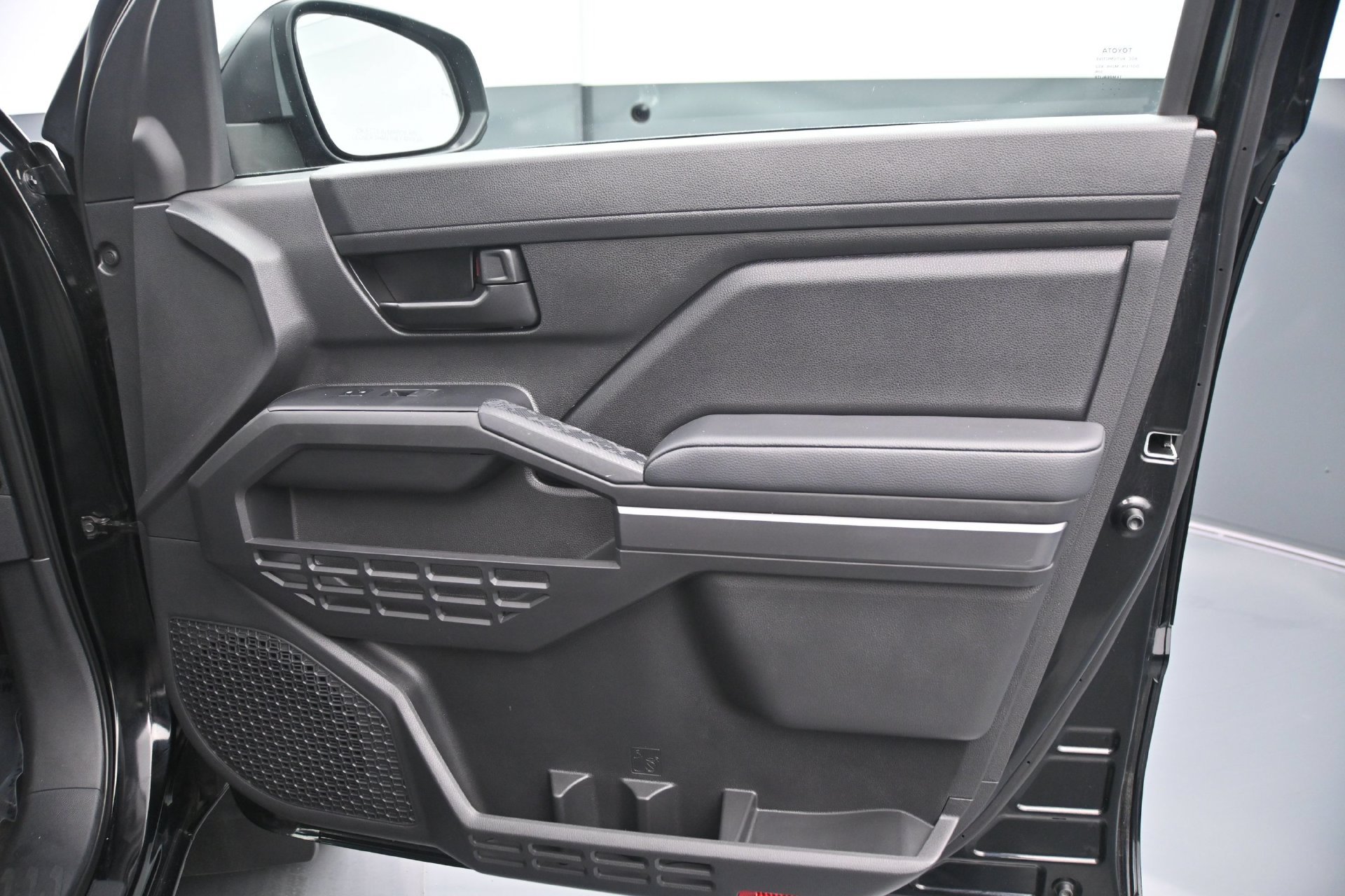 Used 2025 Toyota Tacoma SR5 AWD/4WD image 12