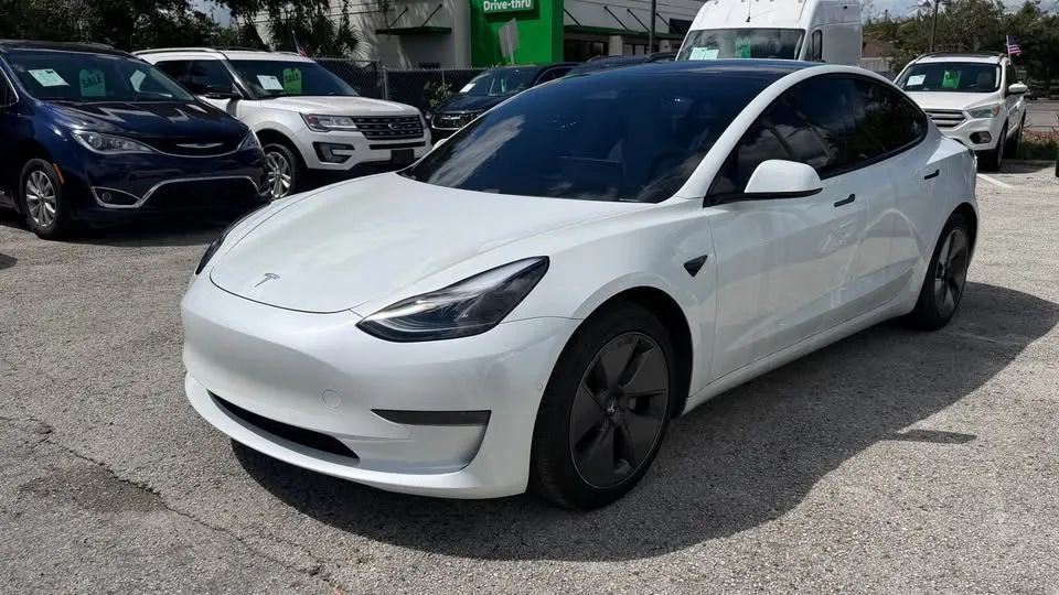 Used 2021 Tesla Model 3 Standard Range Plus RWD image 1