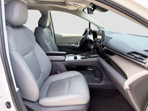 Used 2022 Toyota Sienna Limited FWD image 15
