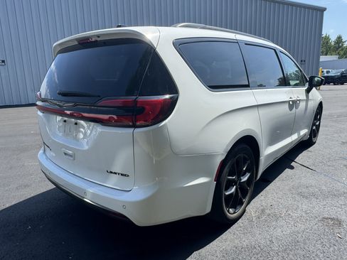 Used 2025 Chrysler Pacifica Limited FWD image 5