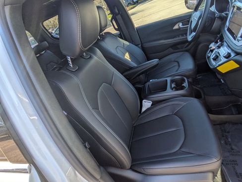 New 2026 Chrysler Pacifica Select image 29