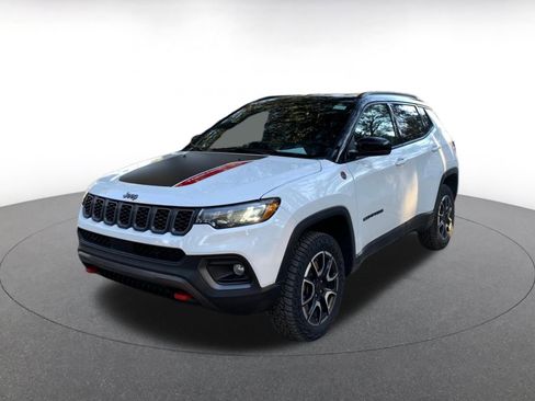 Used 2025 Jeep Compass Trailhawk image 3