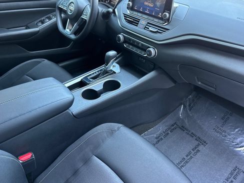 Used 2022 Nissan Altima 2.5 SV FWD image 16