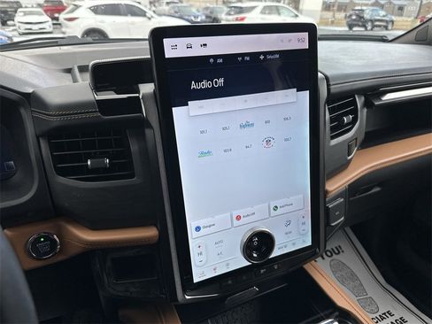 Used 2024 Ford Expedition Platinum image 16