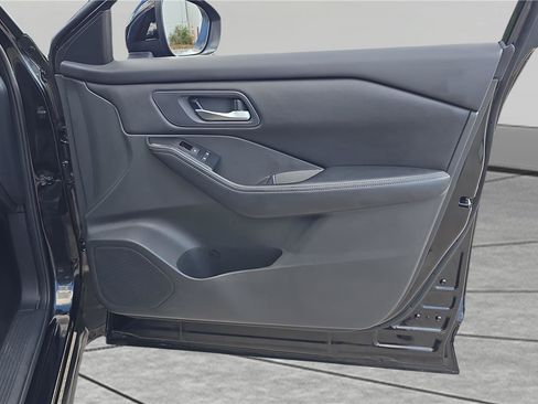 Used 2025 Nissan Rogue SV FWD image 15