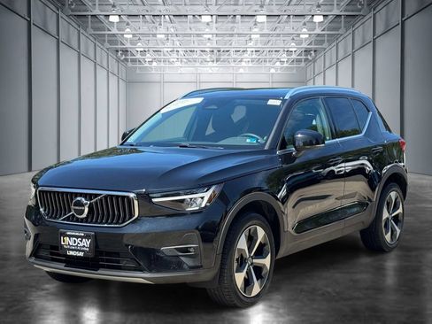 Used 2023 Volvo XC40 B5 Plus w/ Climate Package AWD/4WD image 1